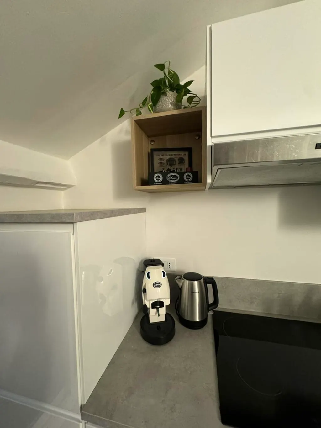Macchina per caffè espresso e bollitore sul piano della cucina