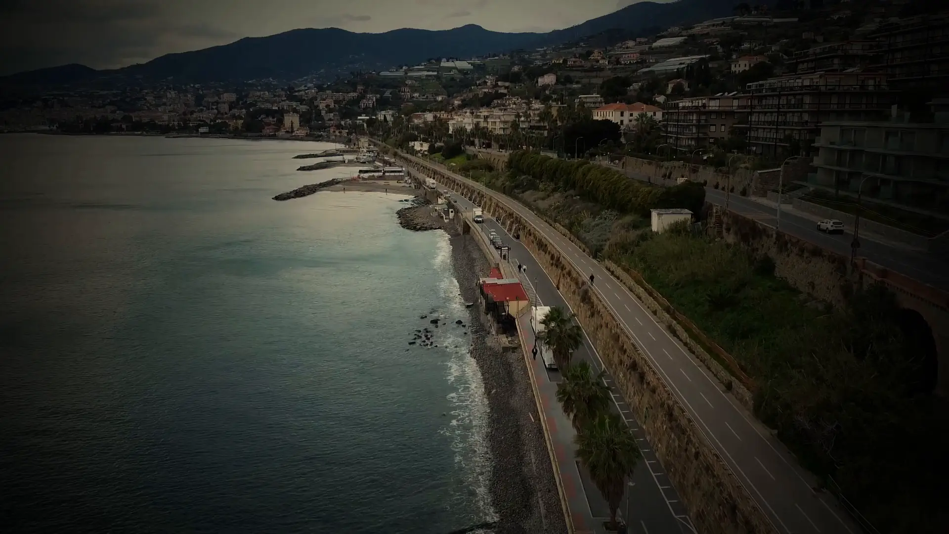 Veduta aerea della strada e della pista ciclabile lungo il mare di Sanremo